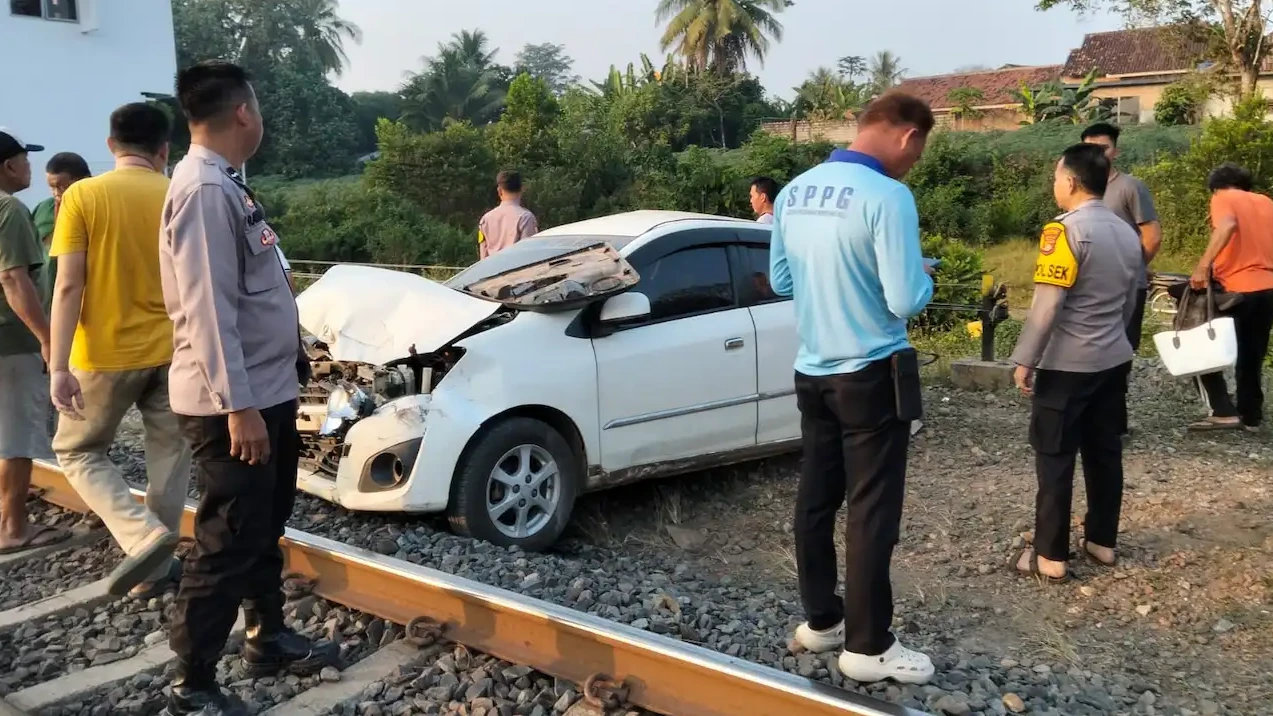 Dua Pelajar Meregang Nyawa Setelah Mobil Ditabrak Kereta Babaranjang di Perlintasan Sungkai Utara