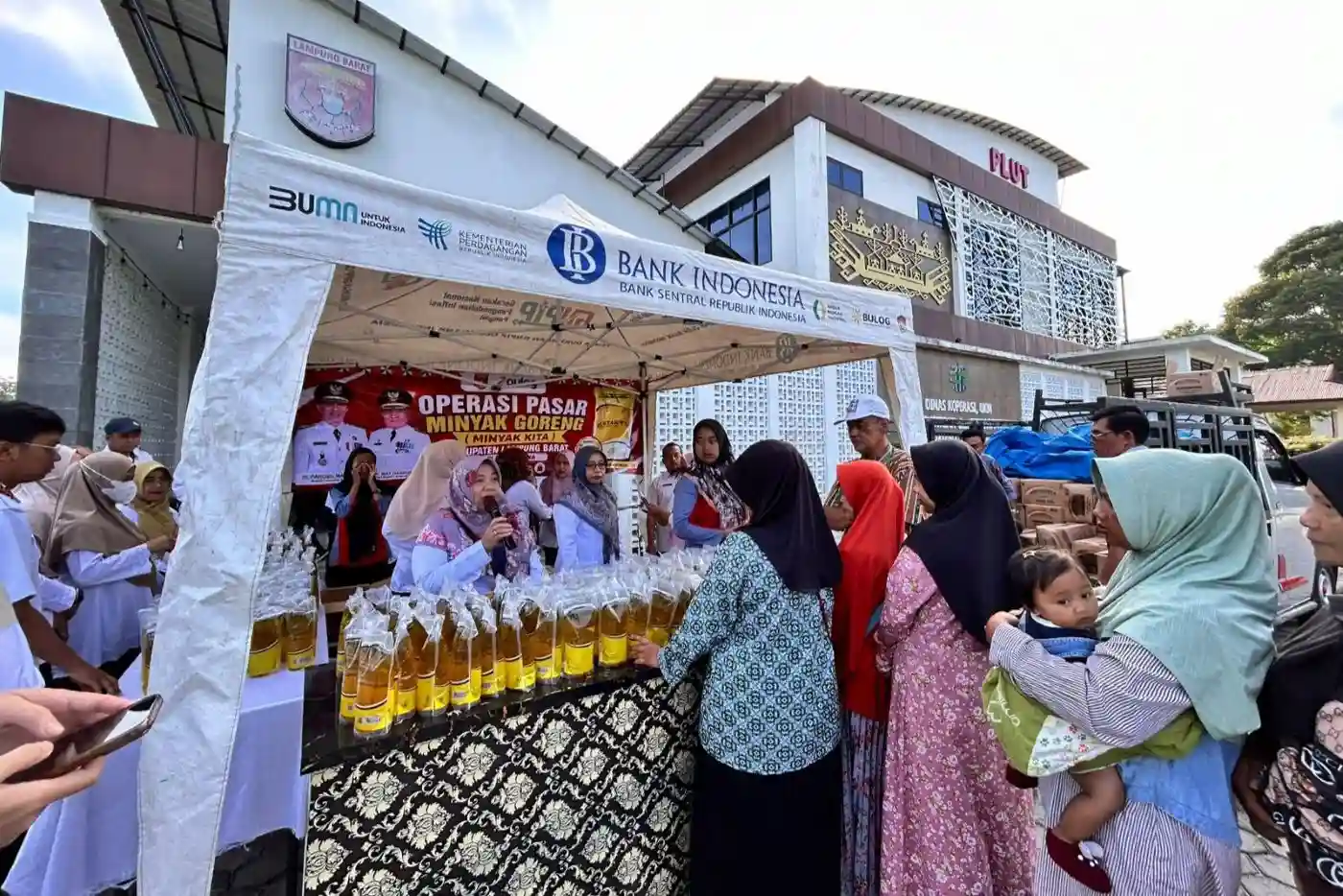 Diserbu Warga, 150 Liter Minyakita Habis dalam Satu Jam di Balik Bukit