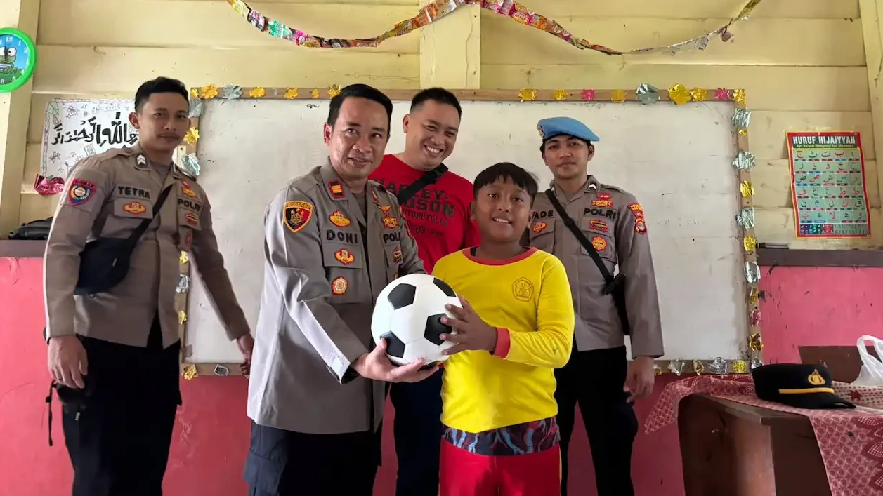 Polisi Tempuh Darat dan Laut, Tebar Edukasi hingga Pelosok Way Haru Pesisir Barat