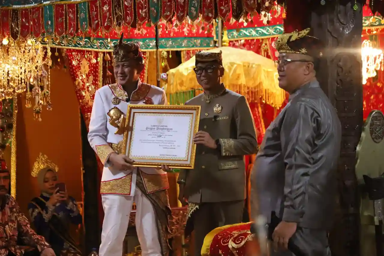 Gubernur Lampung Resmi Diangkat Jadi Saudara Sultan Sekala Brak Lewat Prosesi Angkon Muakhi
